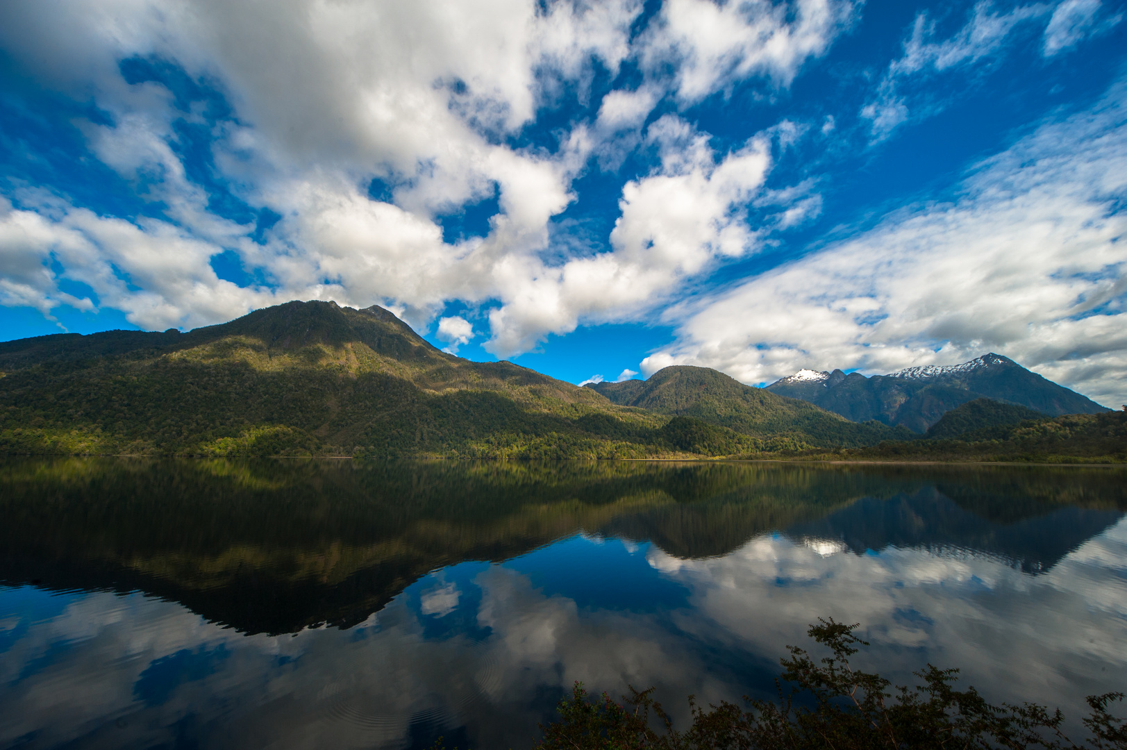 Chile: Parque Pumalín Lago Rio Blanco