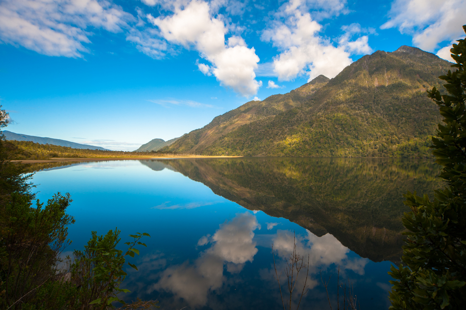 Chile: Parque Pumalín Lago Rio Blanco