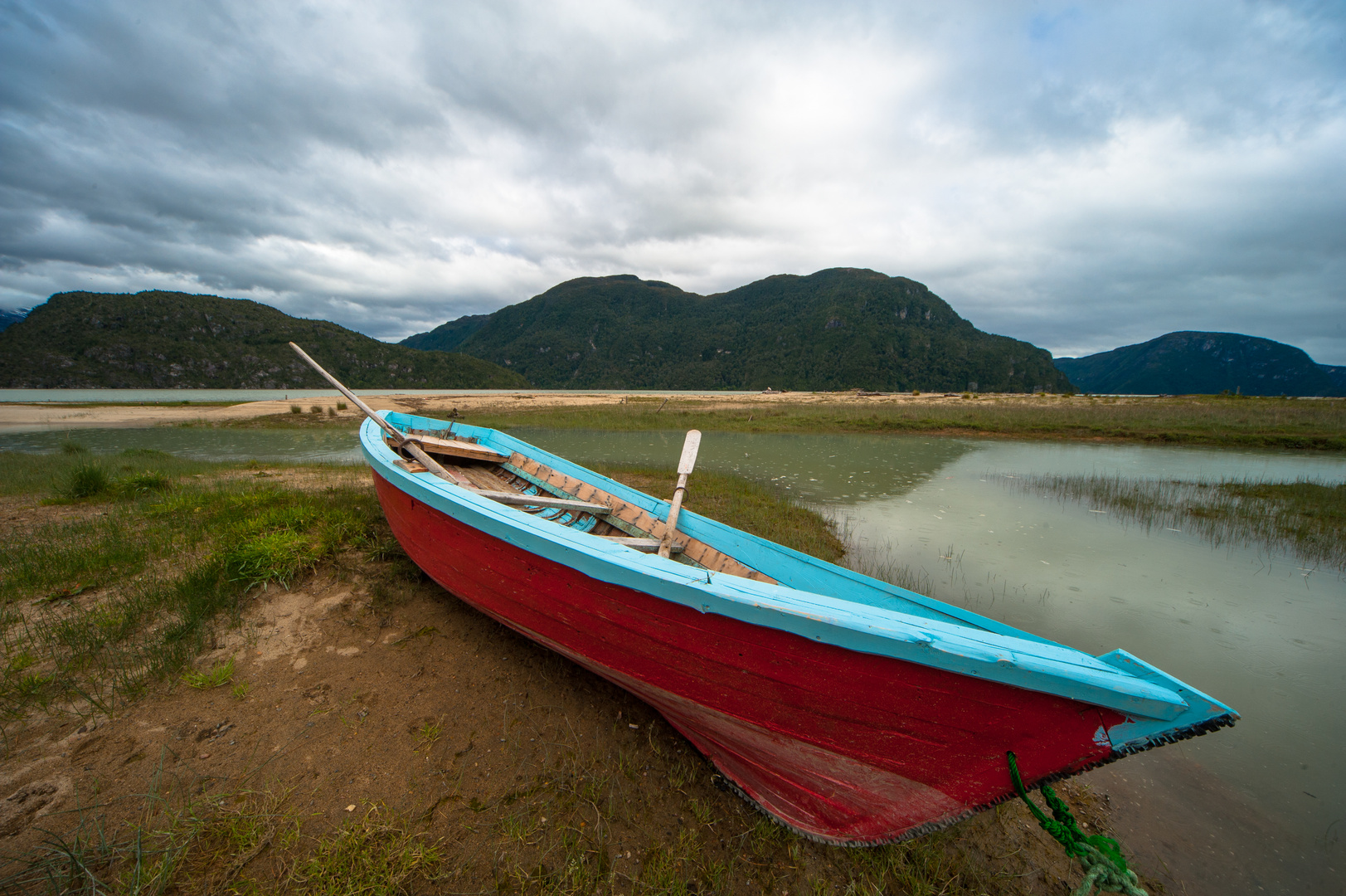 Chile: Patagonien, Caleta Tortel, Boot an der Mündung des Rio Baker