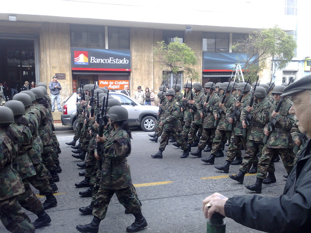 Chilenitas Jugando a ser militares