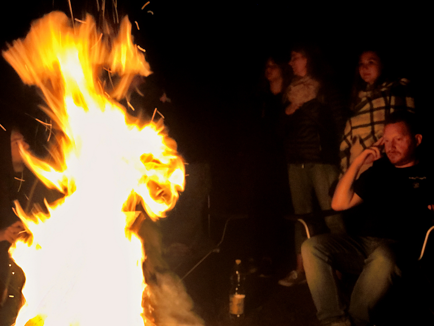 Chillen am abendlichen Lagerfeuer ...