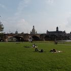 Chillen am Dresdner Elbufer (2) mit Blick Richtung Dresdner Altstadt und Augustusbrücke