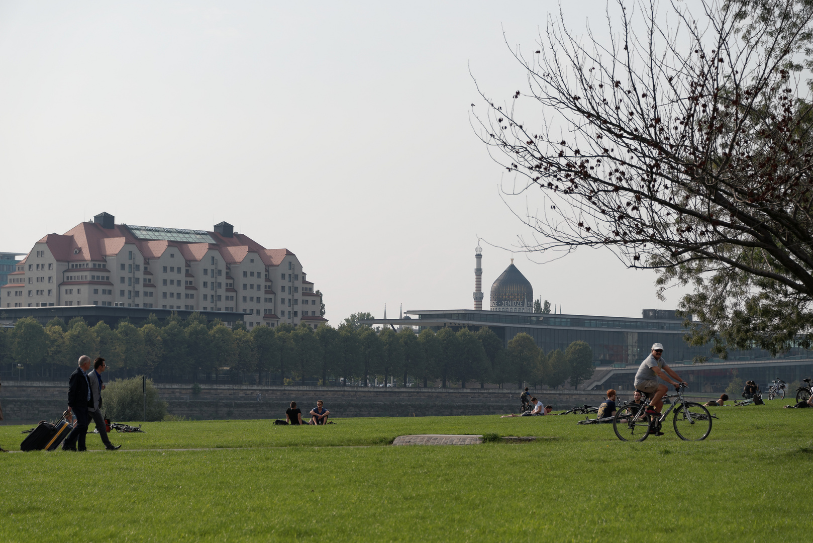 Chillen am Dresdner Elbufer mit Blick Richtung Yenidze "Tabakmoschee"