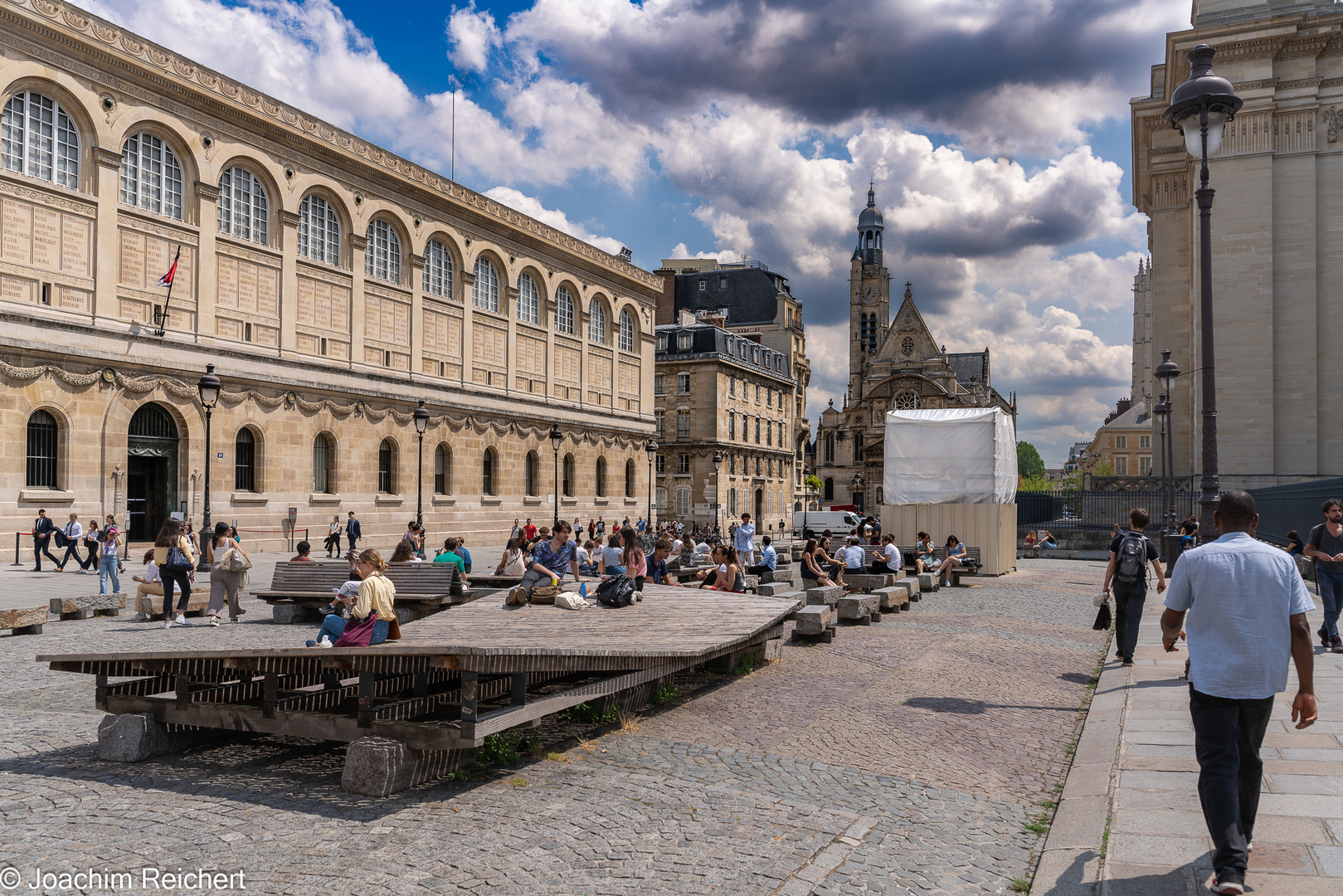 Chillen auf dem Place du Panthéon von Paris