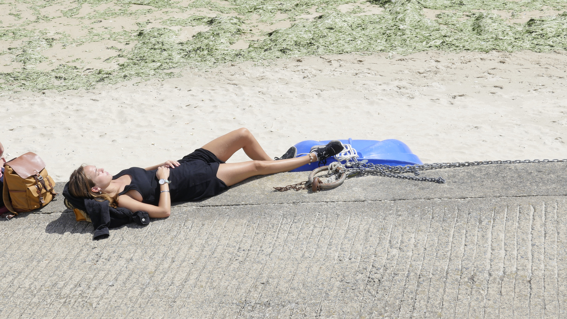 chillen auf der Strandmauer, Quiberon, Bretagne