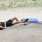 chillen auf der Strandmauer, Quiberon, Bretagne