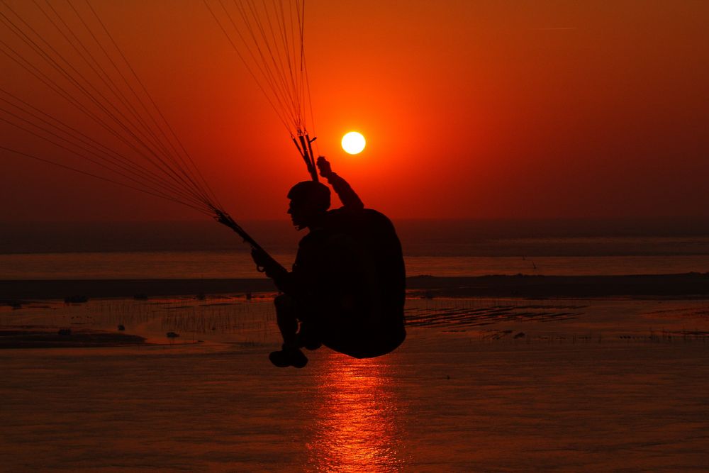 Chillend in den Sonnenuntergang