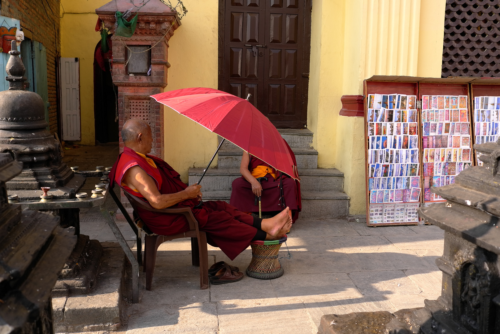 Chillende Mönche am Swayambhunath