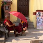 Chillende Mönche am Swayambhunath