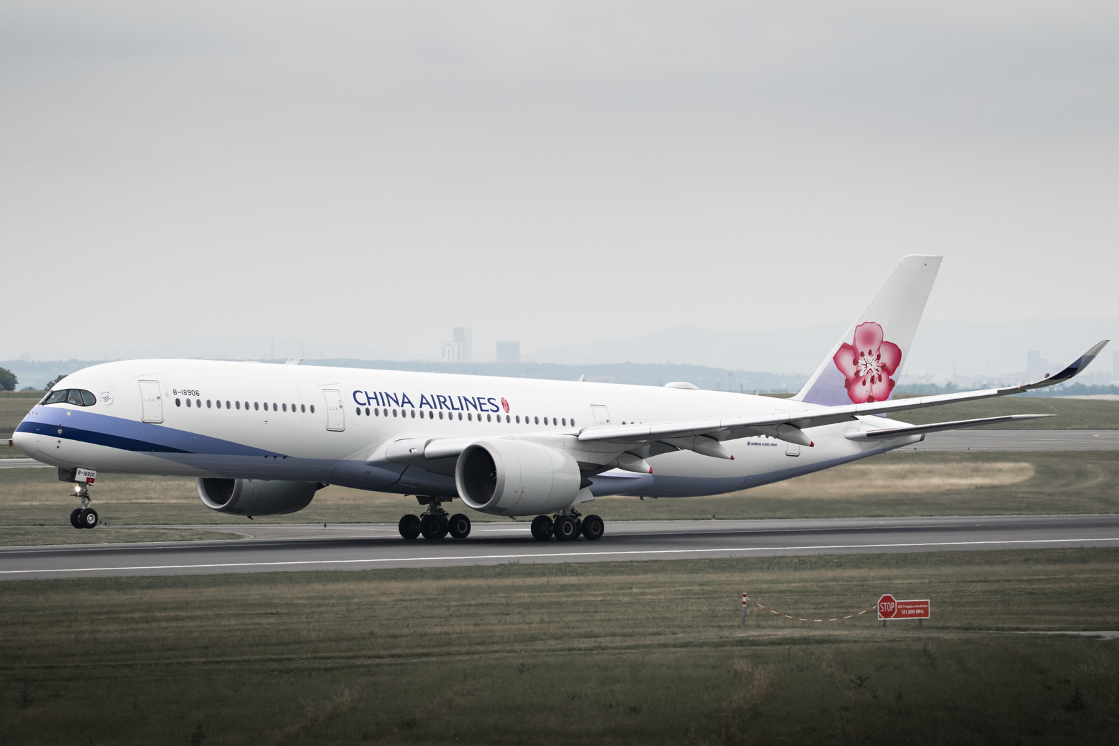 *CHINA AIRLINES A350-900 B-18906*