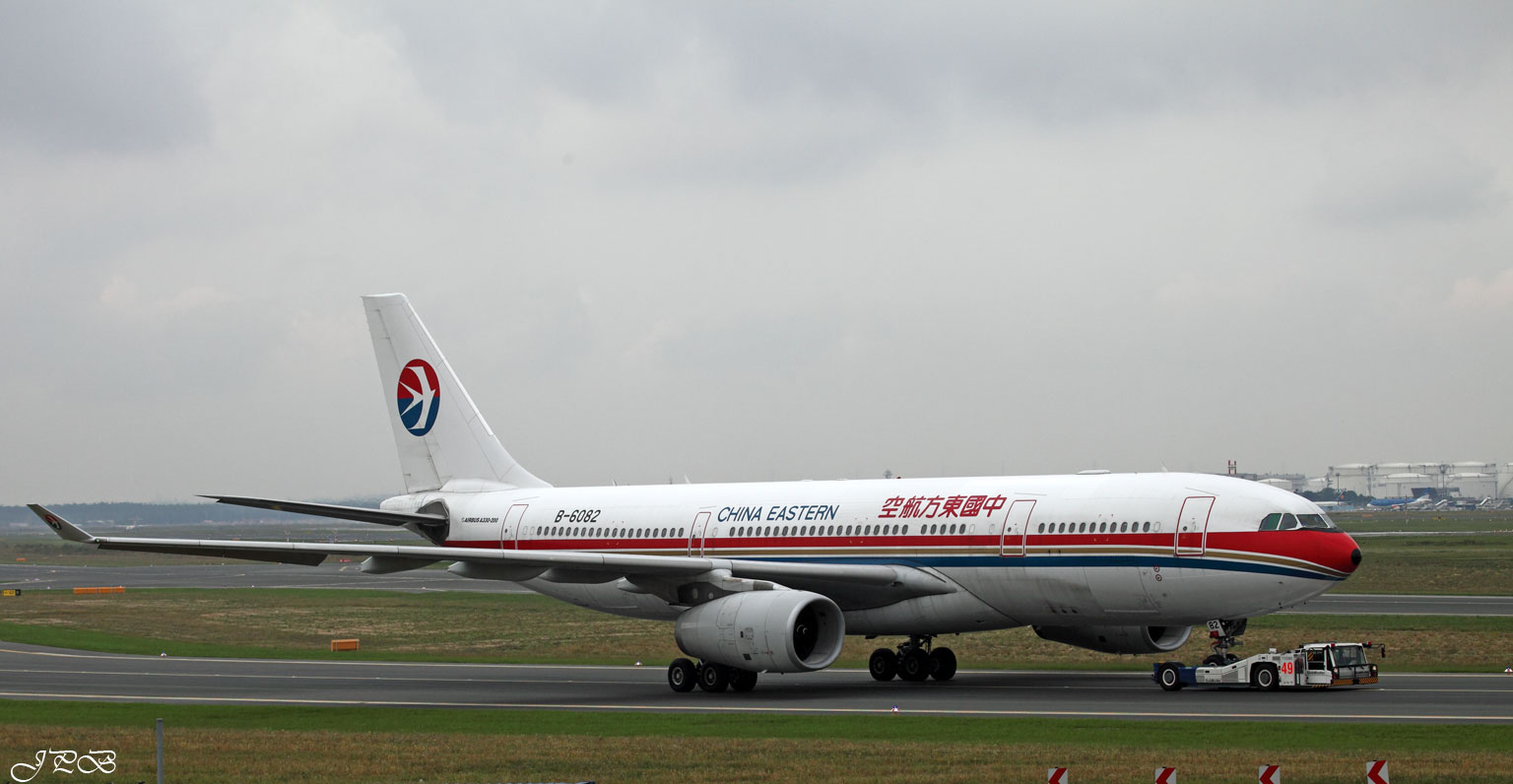 China Eastern Airbus A330-200 "B-6082" am Haken ;-)