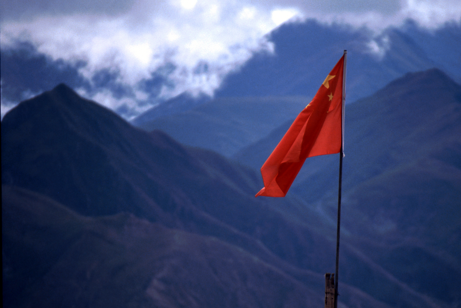 China-Flagge an einem Gebirgspass im tibetischen Hochland