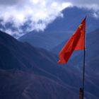 China-Flagge an einem Gebirgspass im tibetischen Hochland