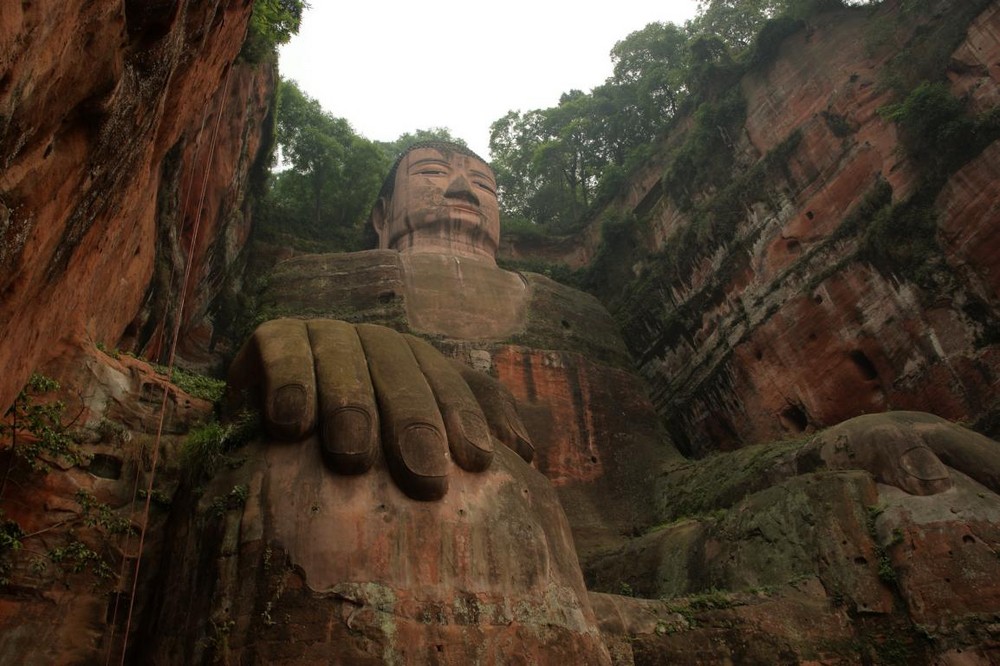 (China) In Leshan die größte sitzende Buddha-Skulptur der Welt. 5 Minuten vor dem Erdbeben.