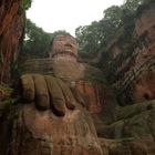 (China) In Leshan die größte sitzende Buddha-Skulptur der Welt. 5 Minuten vor dem Erdbeben.