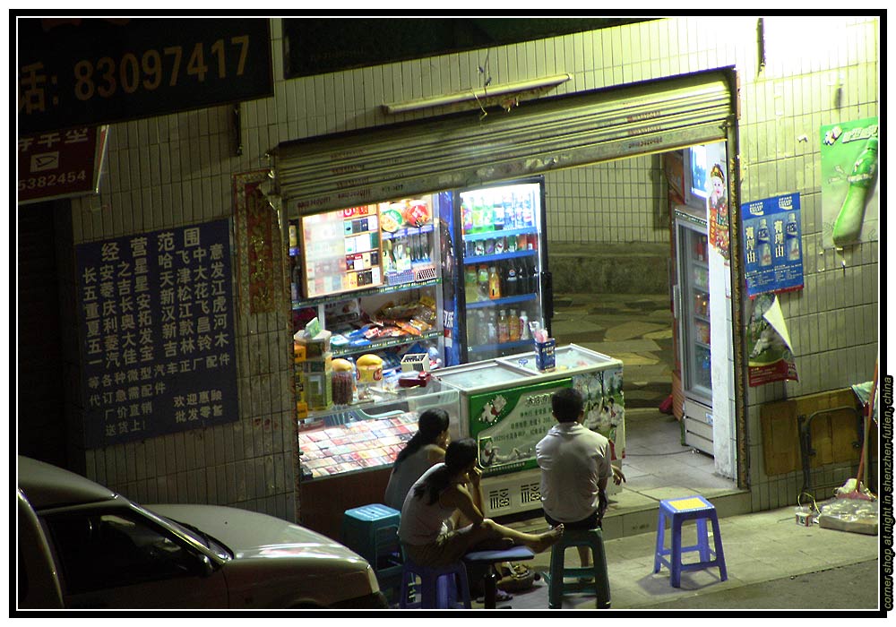 China - Shenzhen - Futian, Shop an der Ecke