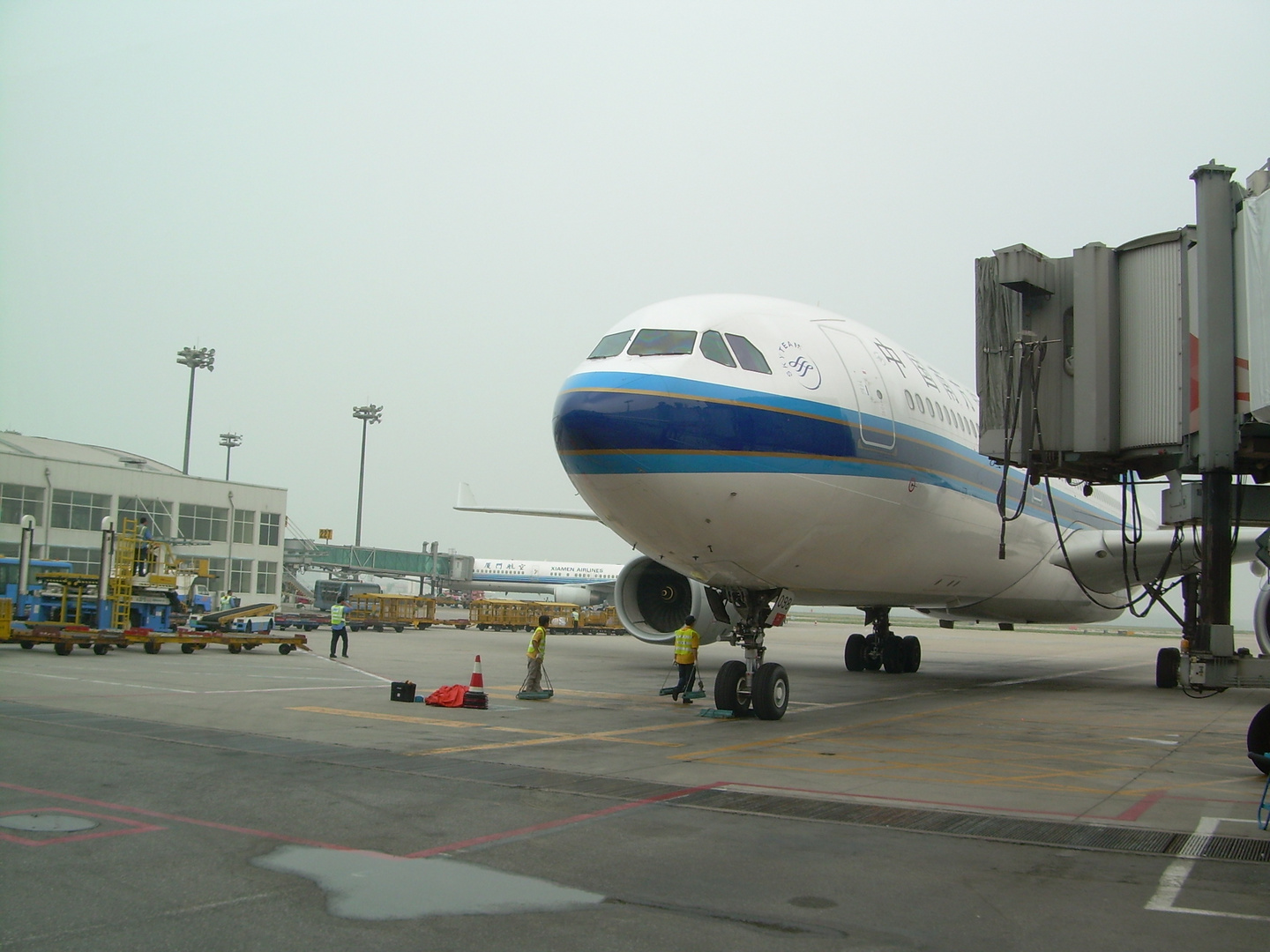 China Southern front view in Beijing Airport + Xiamen Airlines summer 2008