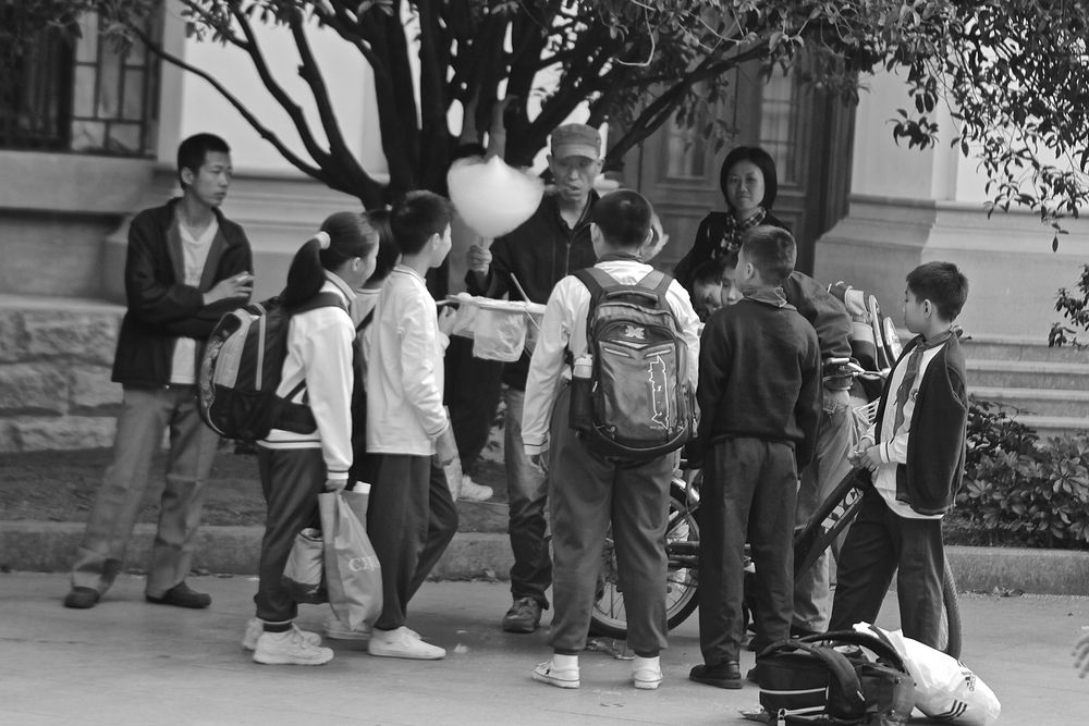 China: Zuckerwatte im Schulhof