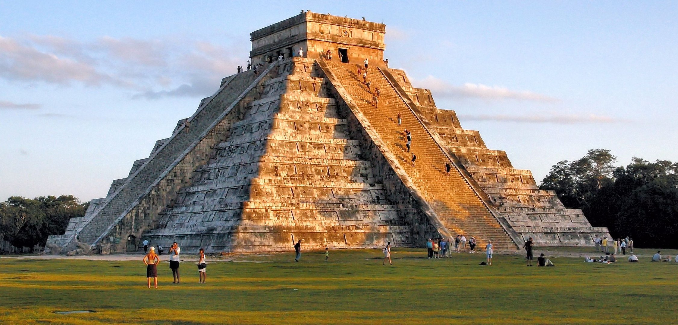 Chinchen Itza im Abendlicht