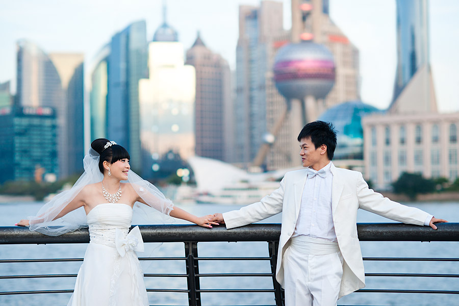 ChInese couple in western wedding attire