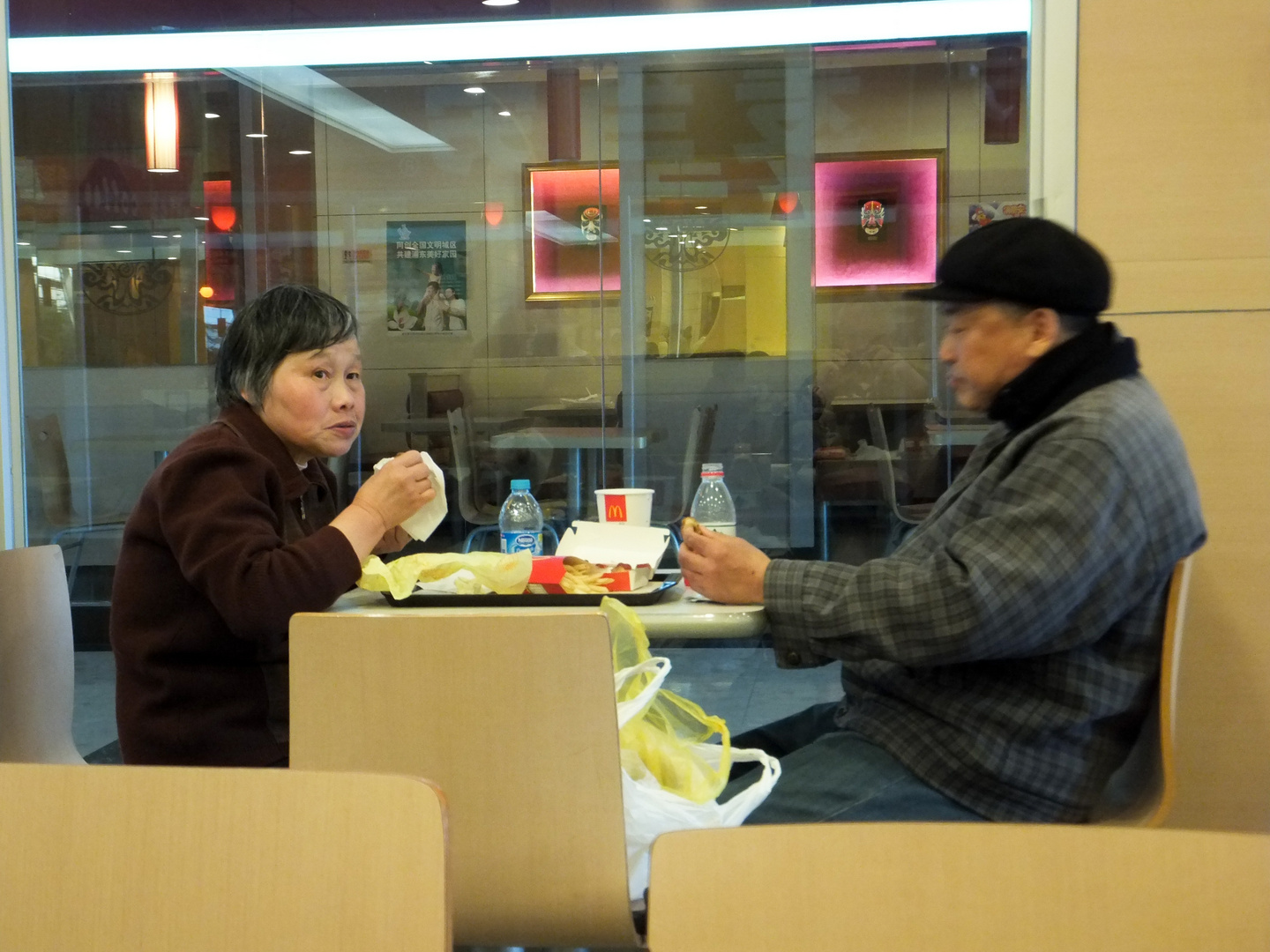 Chinesen bei McDonalds - Shanghai, China