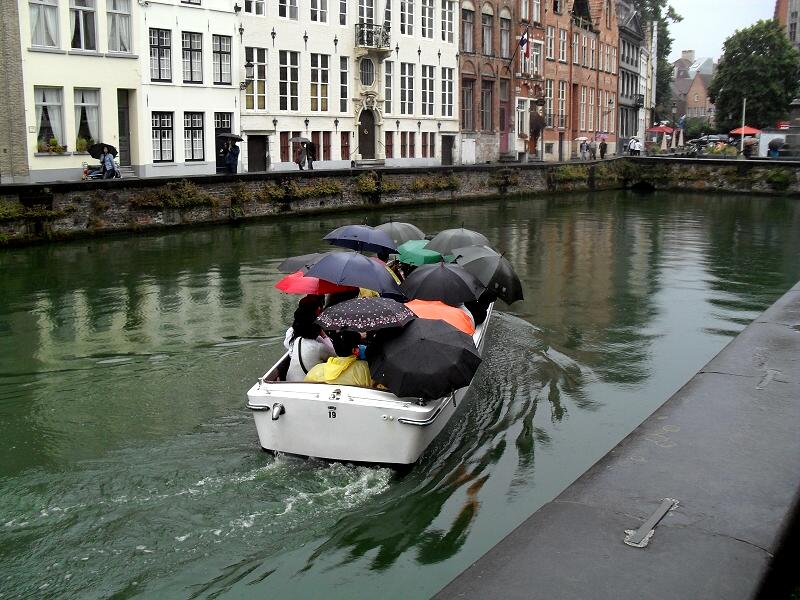 chinesen beim sideseeing im regen