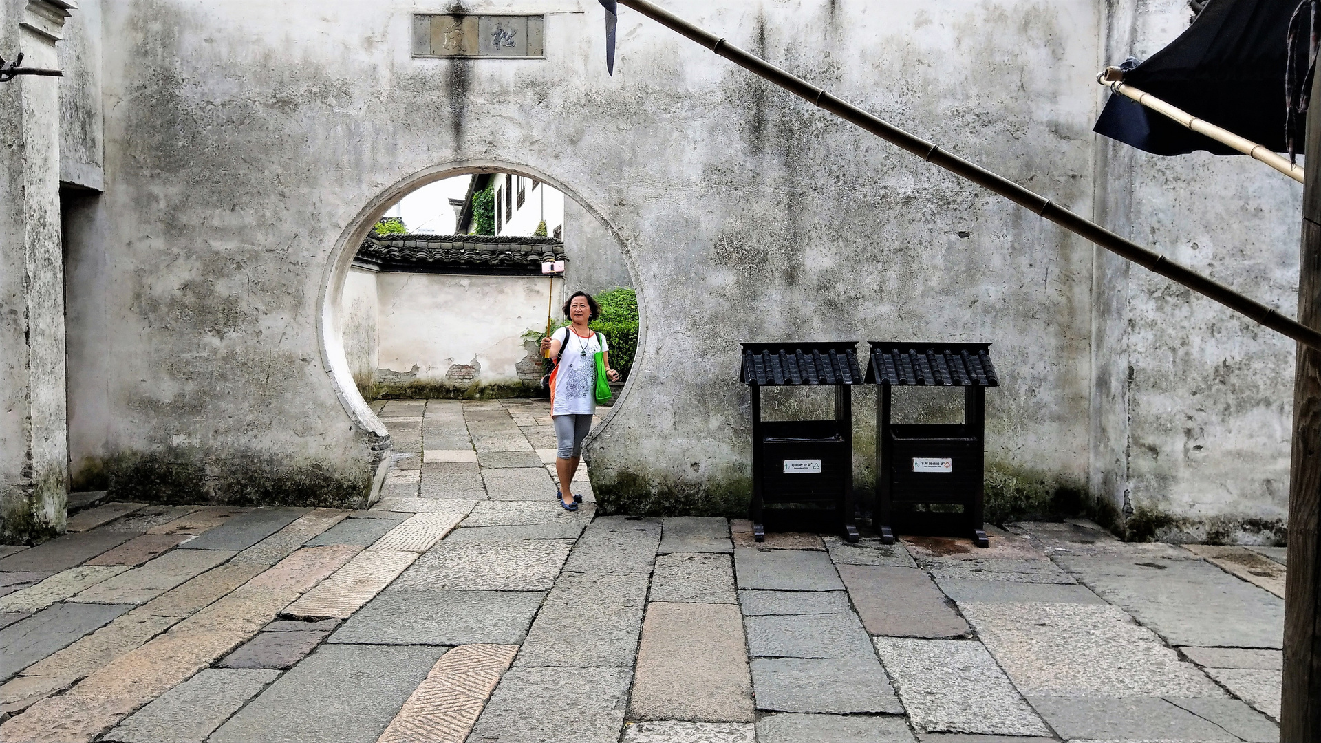 Chinesin beim Selfie in Wuzhen 