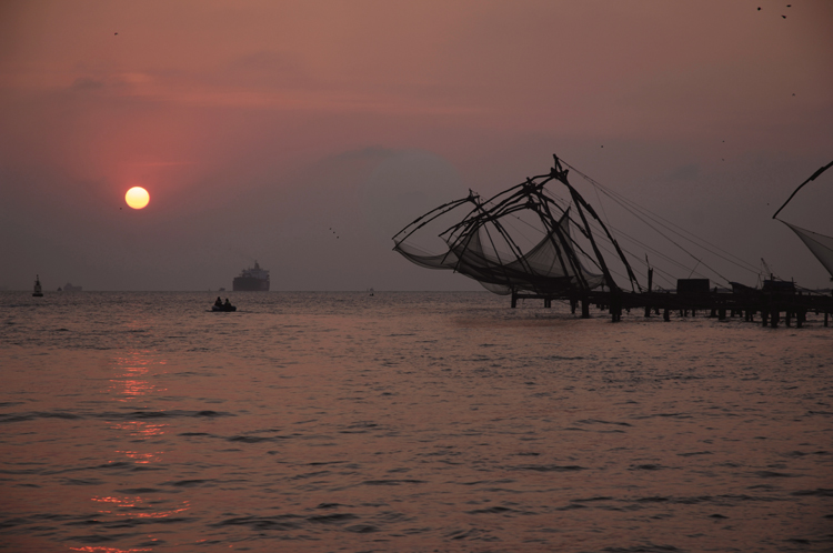Chinesische Fischernetze im Hafen von Cochin