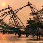 Chinesische Fischernetze im Sonnenuntergang - Kochi Indien