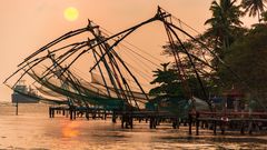 Chinesische Fischernetze im Sonnenuntergang - Kochi Indien