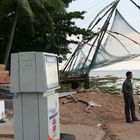 chinesische Fischernetze + Zapfsaeulein in Kerala
