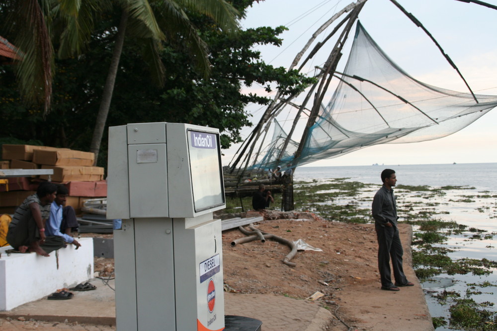 chinesische Fischernetze + Zapfsaeulein in Kerala