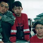 Chinesische Kinder sehen einen Filmwechsel