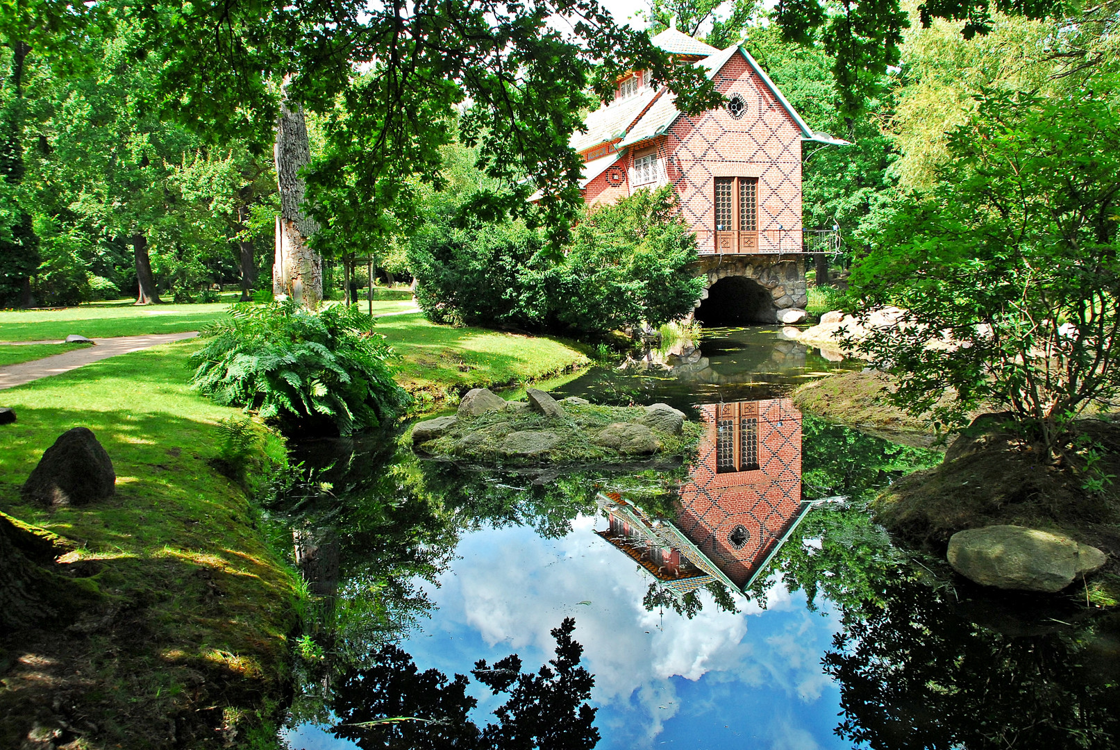 chinesische Pagode, Seitenansicht mit Wasserspiegelung