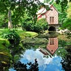 chinesische Pagode, Seitenansicht mit Wasserspiegelung