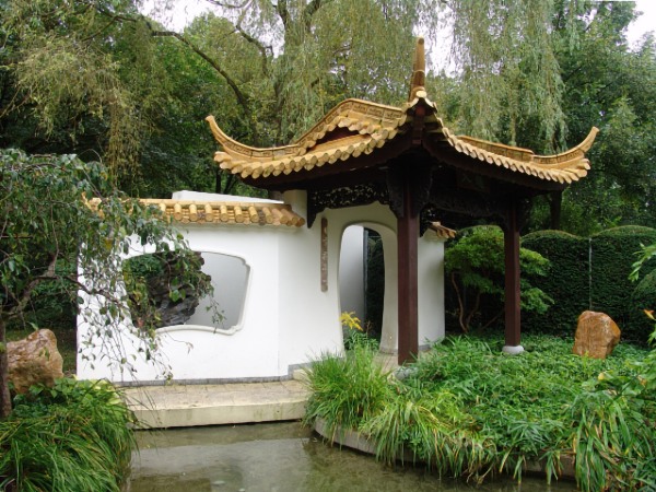 Chinesischer Garten im Regen