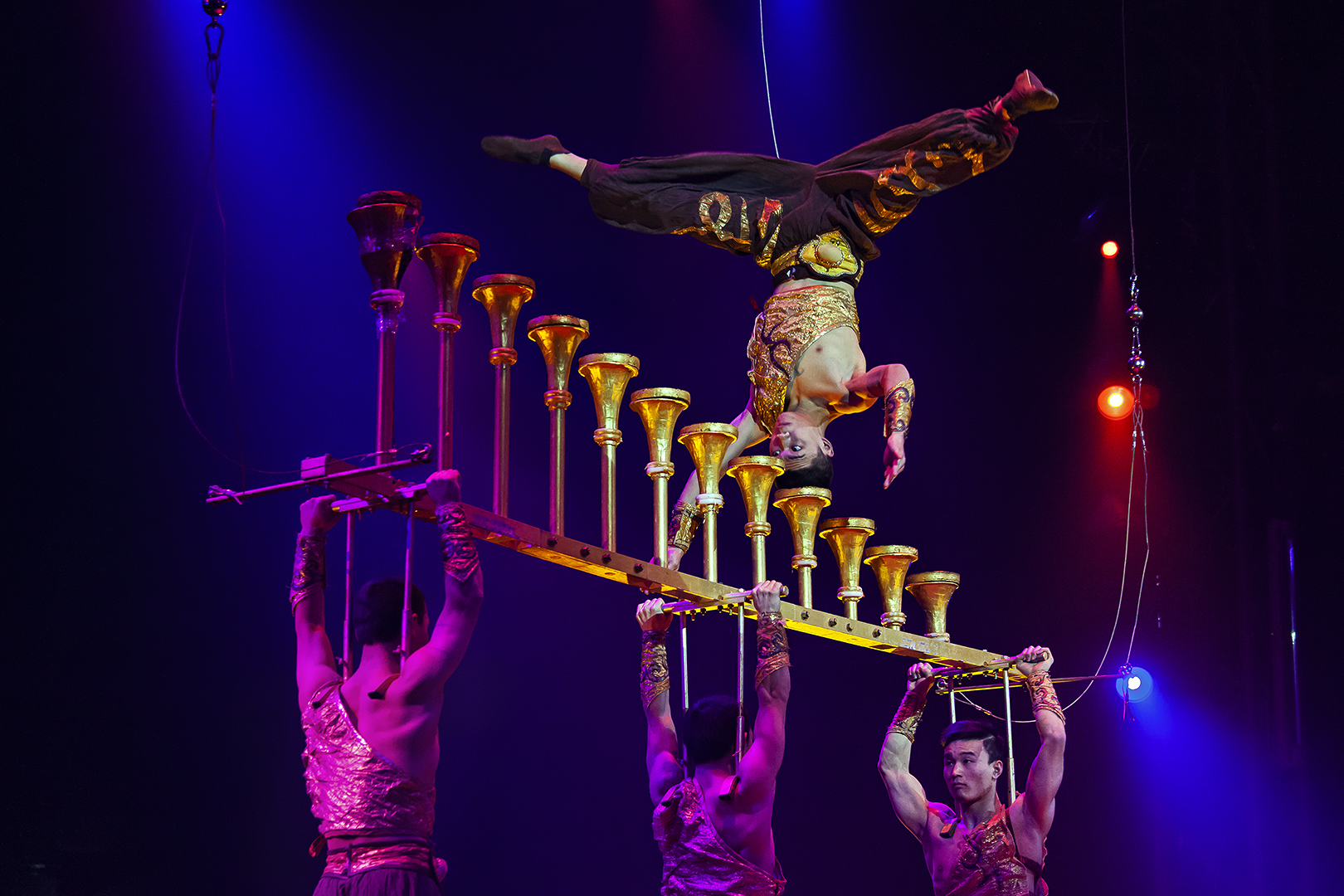 CHINESISCHER NATIONALCIRCUS - Kopf-Balanceakt (2)