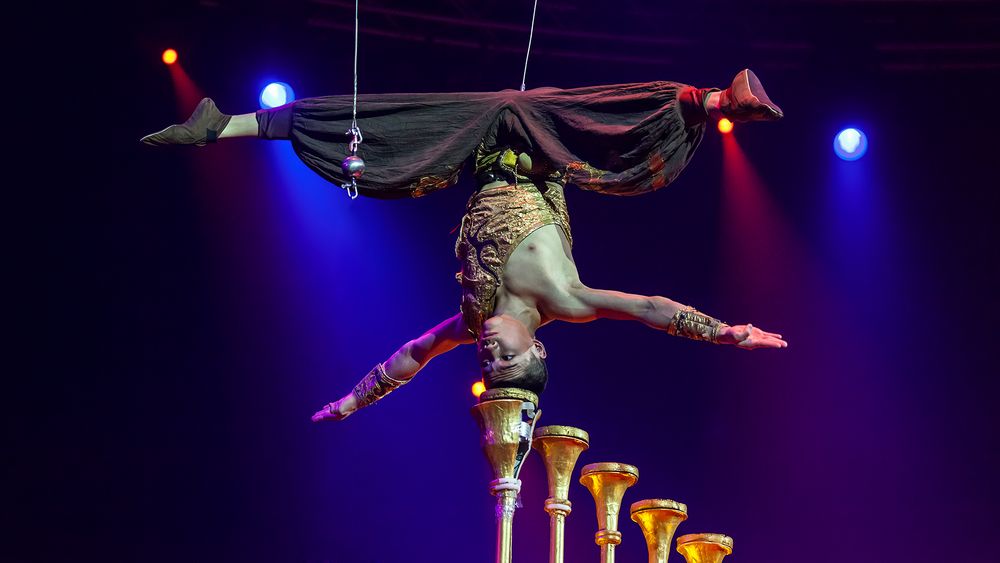 CHINESISCHER NATIONALCIRCUS Kopf-Balanceakt