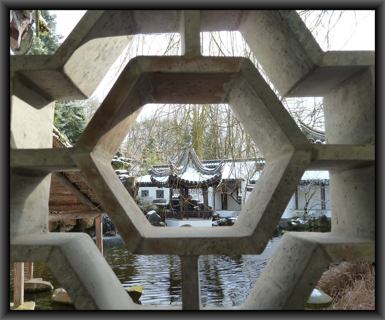 chinesischer Pavillon hinter Gittern