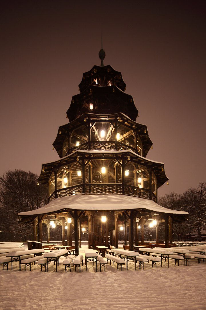 Chinesischer Turm im Englischen Garten in München Foto