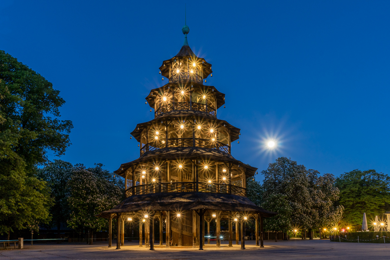 Chinesischer Turm im Mondschein