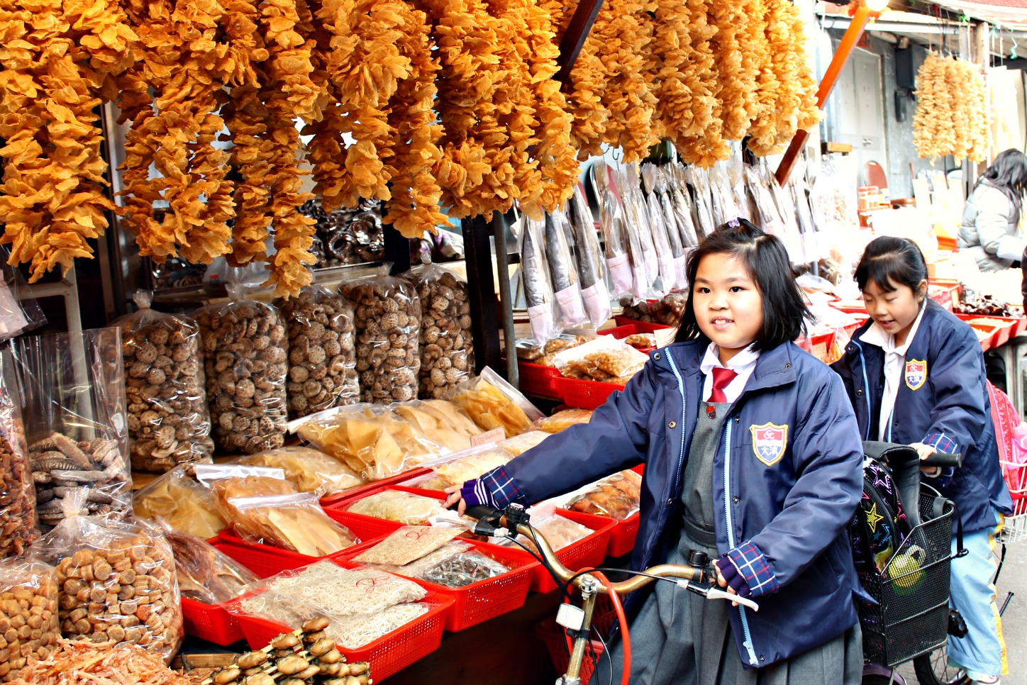 Chinesisches Mädchen am Markt