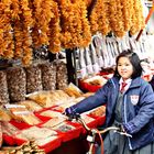 Chinesisches Mädchen am Markt