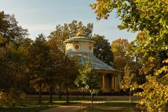 Chinesisches Teehaus in der Herbstsonne