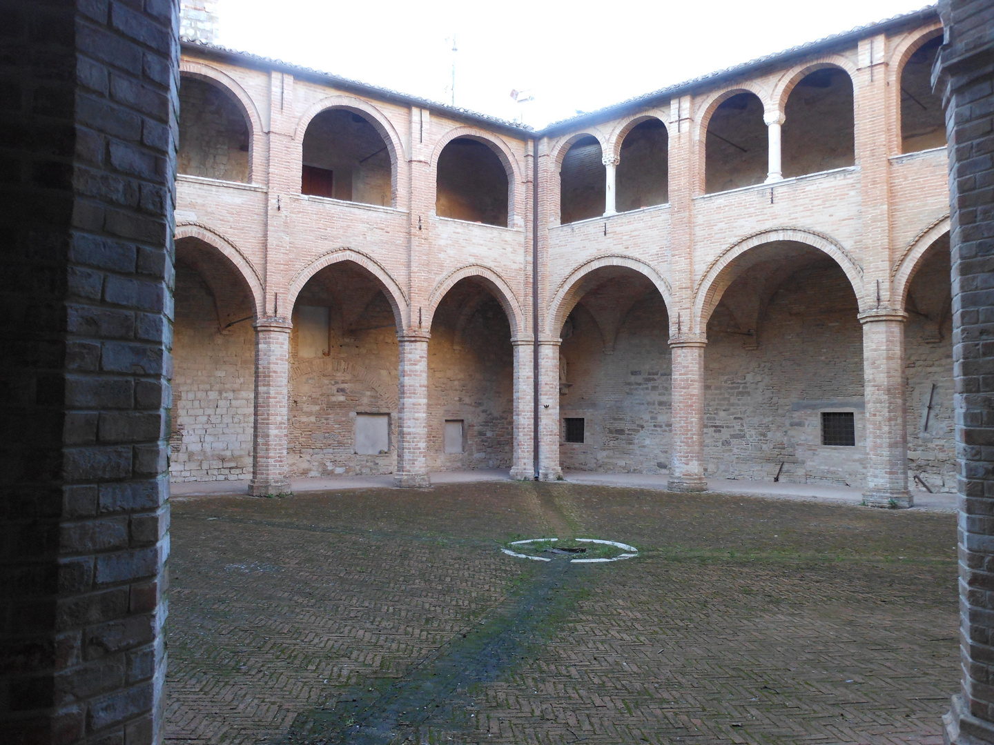 Chiostro del Duomo Antico a S Severino Marche