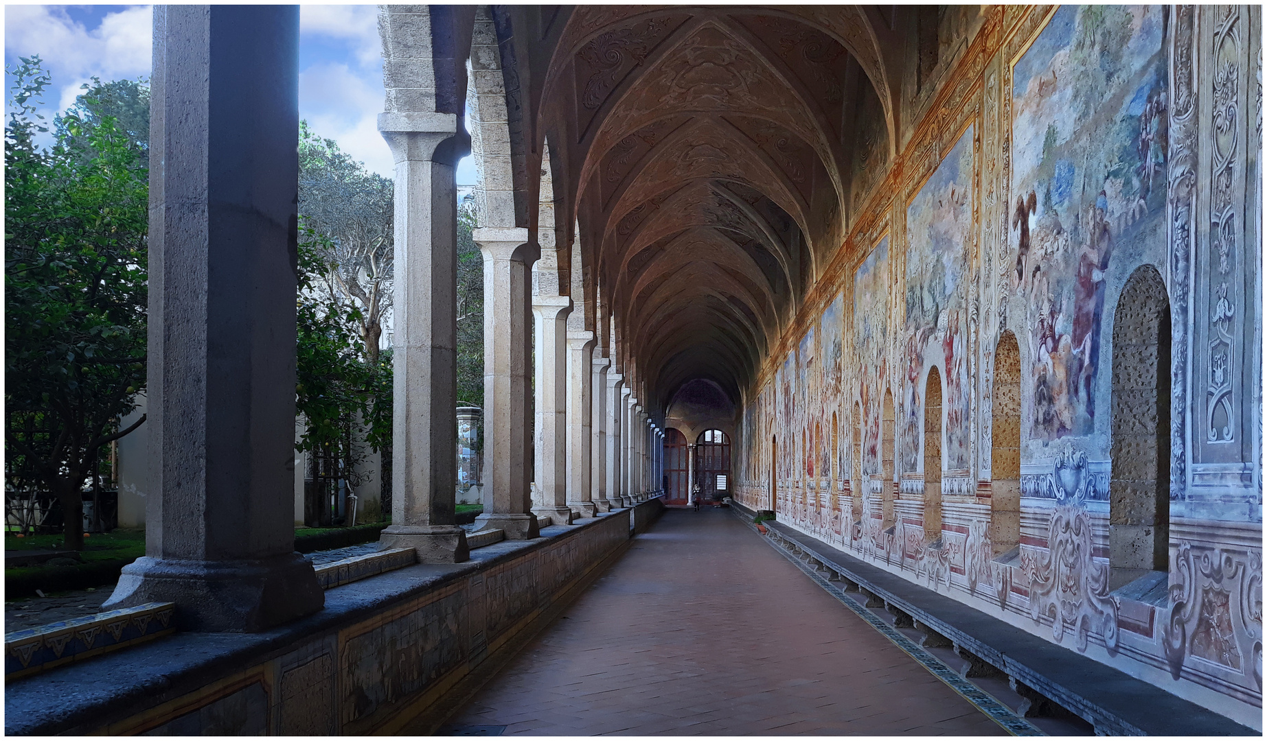 La sua costruzione ebbe inizio nel 1310, per volontà del re roberto d'angiò e di sua moglie sancia di. Santa Chiara Napoli - Chiostro di Santa Chiara Napoli Foto % Immagini| la mia ...
