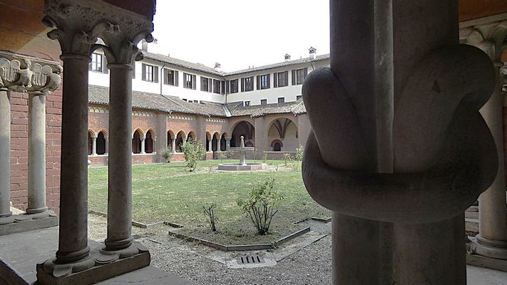 Chiostro e colonna con nodo