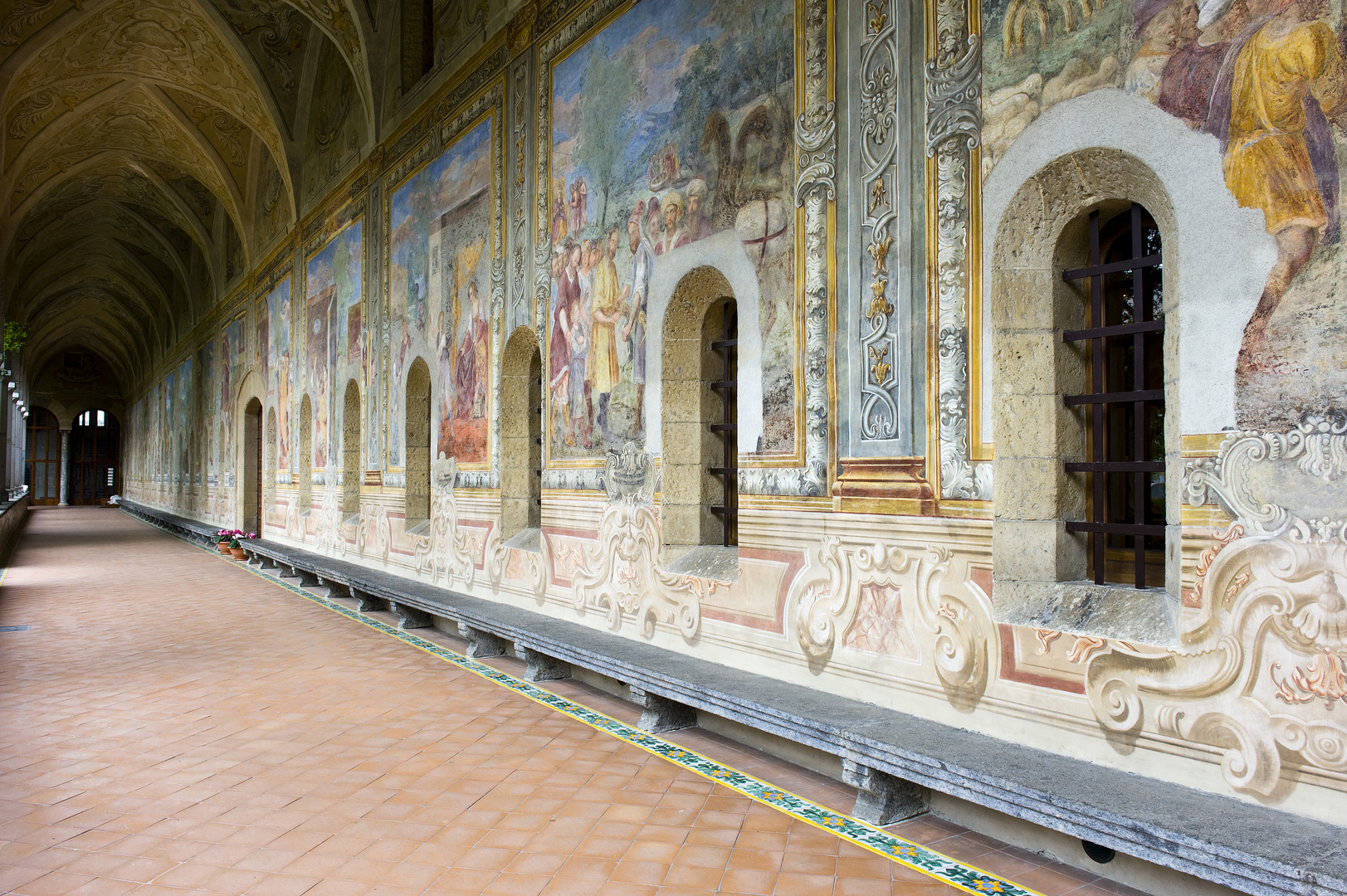 Chiostro maiolicato della Basilica di S. Chiara