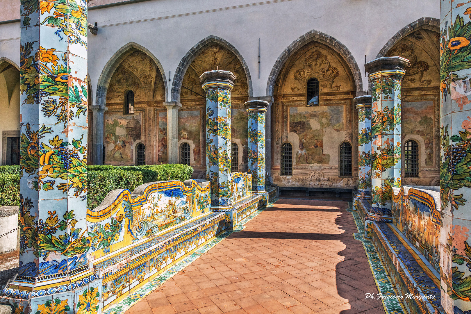 Chiostro maiolicato di santa Chiara  