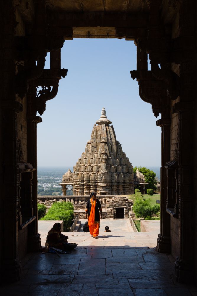 Chittorgarh: Durchblick auf einen Hindutempel